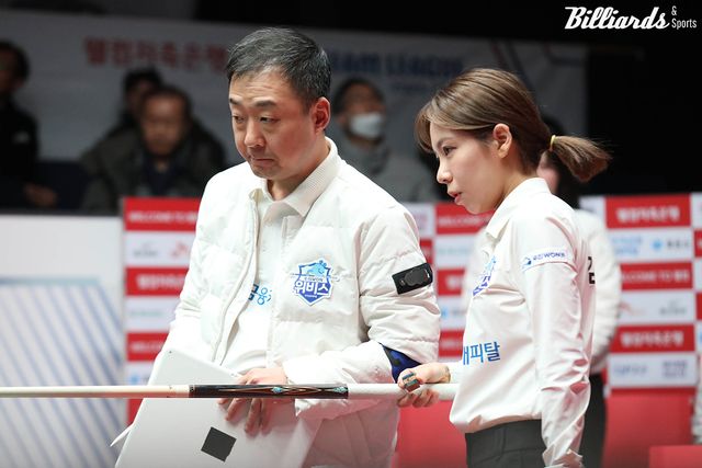 2패를 당한 우리금융캐피탈이 파이널 3차전을 승리하기 위해 4세트 혼합복식에 주장 엄상필(왼쪽)과 김민영을 처음 내보내 반전을 노린다.&nbsp; 사진=고양/이용휘 기자&nbsp;