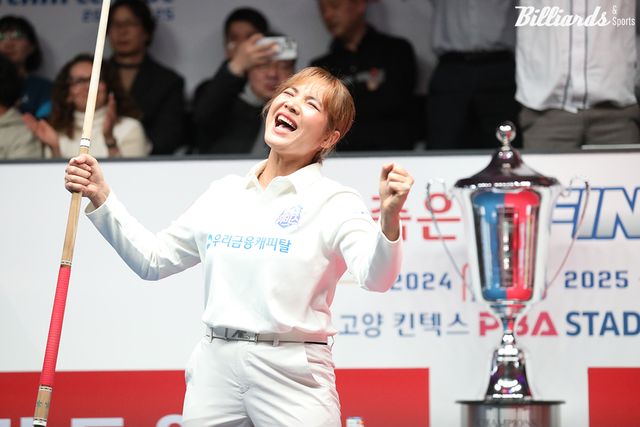 우리금융캐피탈이 3차전까지 연패 후 4차전에서 천신만고 끝에 1승을 거두며 5차전으로 승부를 연장했다. 사지은 6세트 여자단식에서 승부를 마무리한 스롱이 환호하는 장면.&nbsp; 사진=고양/이용휘 기자