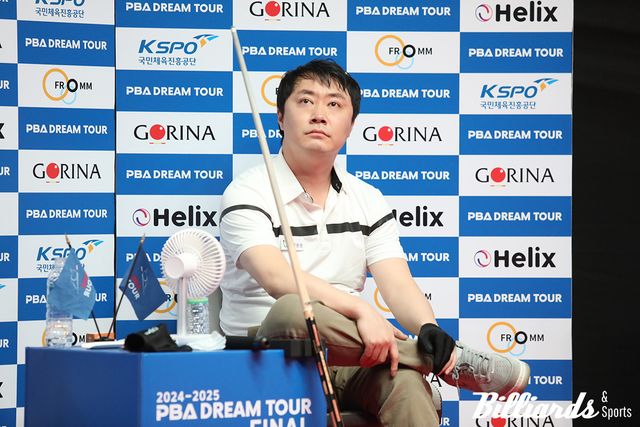 세트스코어 2-2로 쫓긴 김태호2가 생각에 잠겨 있다.