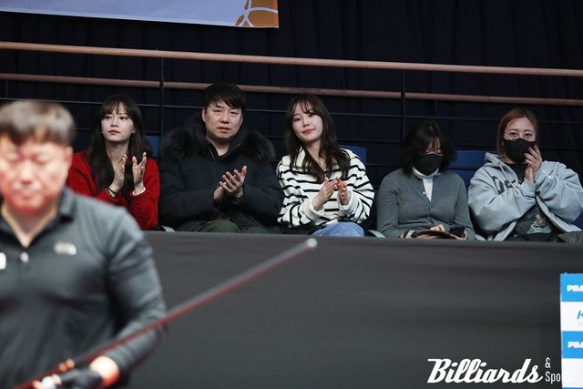 (왼쪽부터) 정보윤, 김군호, 강유진 등이 구민수와 김성민2의 드림투어 파이널 준결승전을 지켜보고 있다.