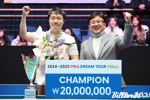 시상식에서 우승 트로피와 상금 2000만원을 받은 김태호2와 시상자 장상진 PBA 부총재.