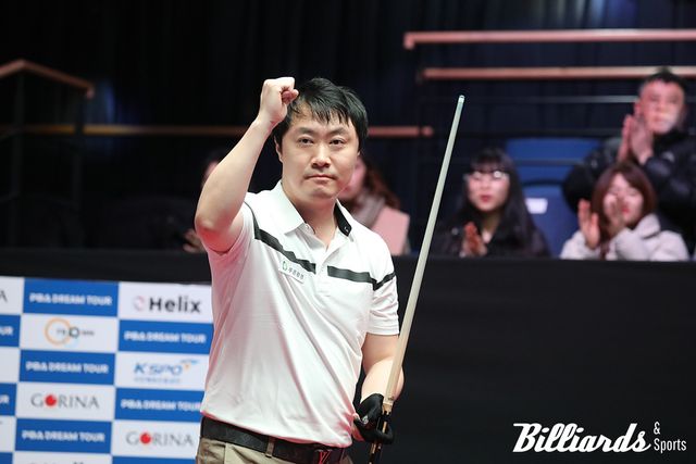 세트스코어 3-0으로 완벽한 승리를 차지한 김태호2가 주먹을 불끈 쥐어 보이고 있다.