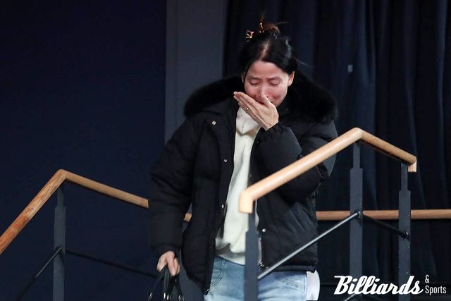 준결승전 경기 후 울먹이며 남편에게 향하는 김성민2의 아내 최은경 씨.
