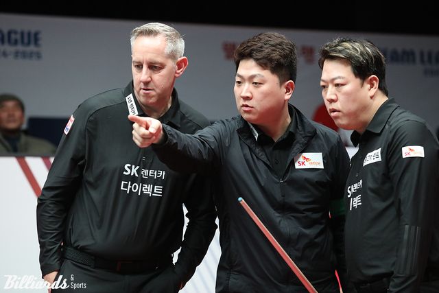 SK렌터카의 에디 레펀스(왼쪽)와 조건휘(가운데), 강동궁(오른쪽)이 작전을 상의하고 있다.