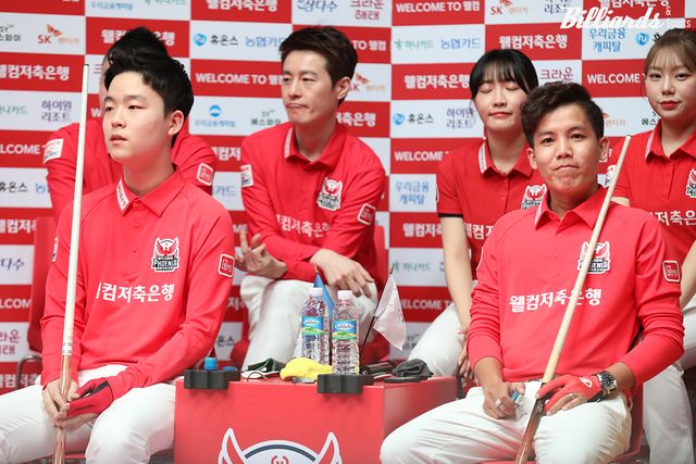 1세트 남자복식에서 처음 호흡을 맞춘 웰컴저축은행의 김영원(왼쪽)과 응우옌프엉린