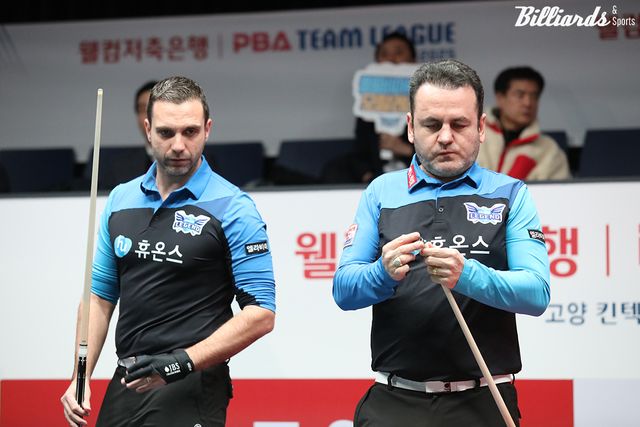 1세트에서 하이런 10점을 쳐 퍼펙트큐 승리를 눈앞에 뒀던 휴온스 하비에르 팔라손(왼쪽)과 로빈슨 모랄레스.&nbsp;