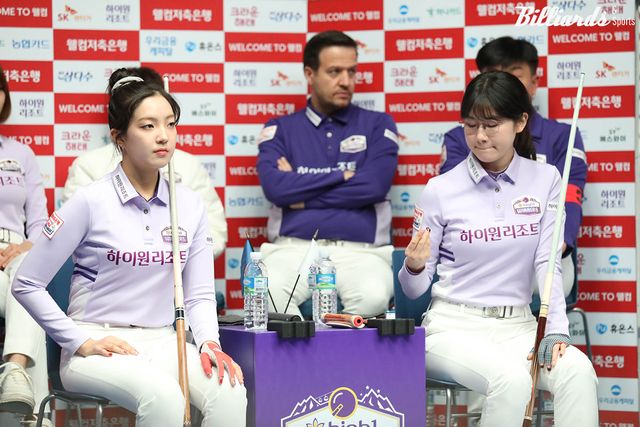 2세트를 이긴 하이원리조트 전지우(왼쪽)와 이미래.