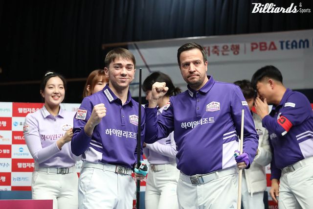 1세트 승리 후 카메라를 보고 주먹을 불끈 쥔 하샤시(왼쪽)와 륏피 체네트.