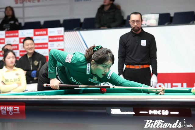 김민아(NH농협카드)가 2세트와 6세트에서 활약하며 NH농협카드에 1승을 안겼다. 한지은(에스와이)과 대결 중인 김민아. 사진=고양/이용휘 기자