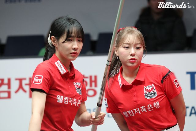 2세트 여자복식에서 승리를 거둔 웰컴저축은행 최혜미(왼쪽)와 김예은.