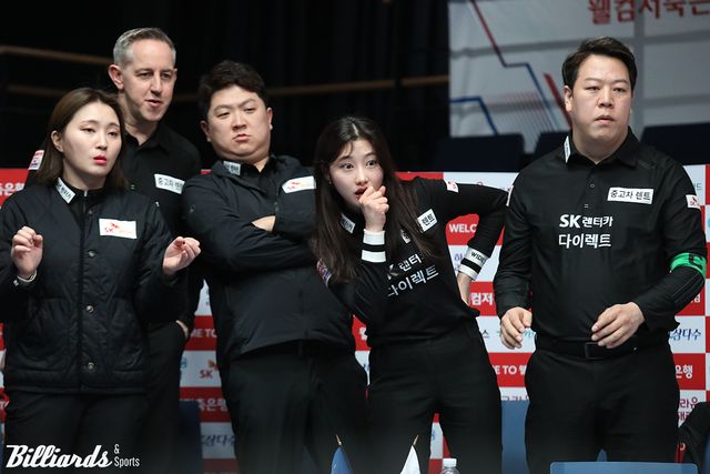 경기를 지켜보는 SK렌터카 선수들.