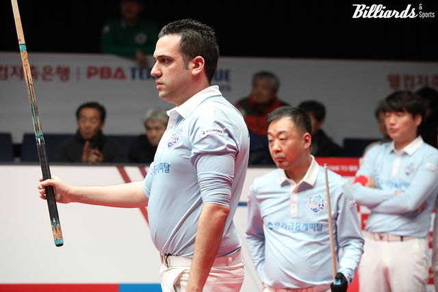 극적인 1세트 역전승을 거둔 우리금융캐피탈의 다비드 사파타(왼쪽)와 엄상필.