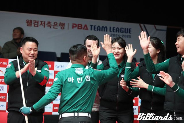 마민껌 승리에 환호하는 NH농협카드 선수들.