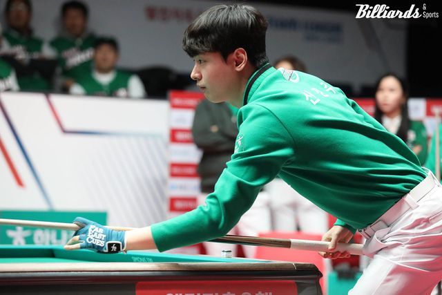 5세트를 단 두 차례 공격으로 승리한 신정주(하나카드).