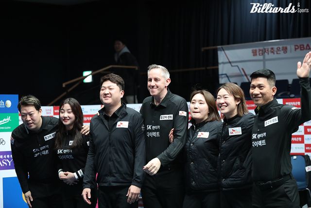 승리 후 관중을 향해 인사하는 SK렌터카 선수들.