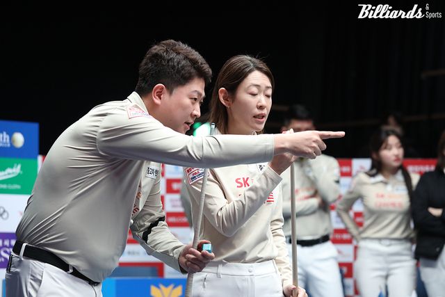 4세트 혼합복식전에서 의논하는 조건휘와 히다 오리에(일본).