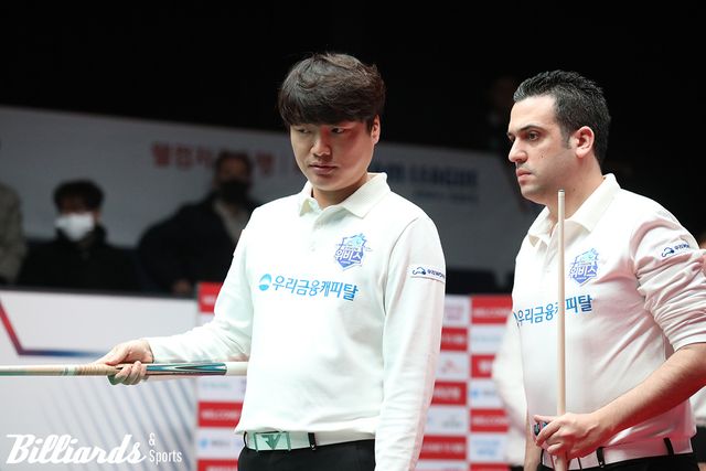 1세트에 호흡을 맞춘 강민구-다비드 사파타(우리금융캐피탈).