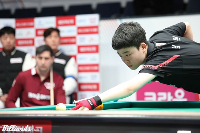 웰컴저축은행이 5라운드 대체선수로 선발한 김영원(18)이 프로당구 최강자인 '랭킹 1위' 다비드 마르티네스(크라운해태)를 3세트 남자단식에서 꺾었다. 그러나 웰컴저축은행은 나머지 세트를 모두 내주면서 1-4로 패했다.&nbsp; 사진=고양/이용휘 기자