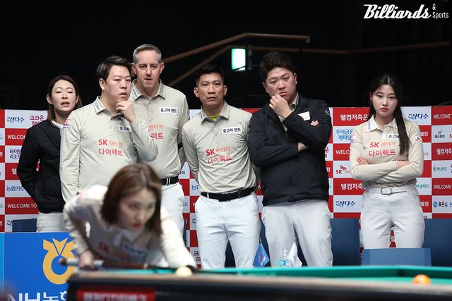 6세트에서 강지은의 공격을 지켜보는 SK렌터카 선수들.