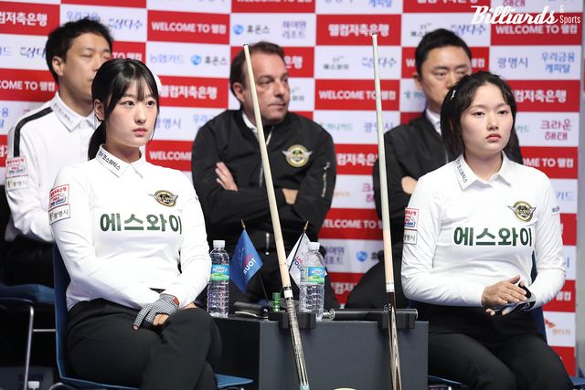 2세트 여자복식에서도 장가연(왼쪽)과 함께 출전한 한지은은 세 경기 연속으로 복식전 패배를 당했다.