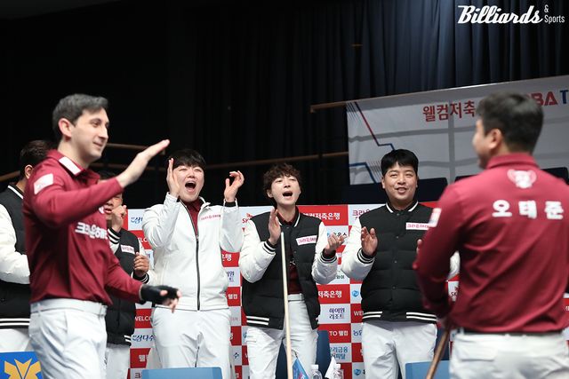 5라운드 첫 경기에서 웰컴저축은행을 꺾은 크라운해태 선수들.