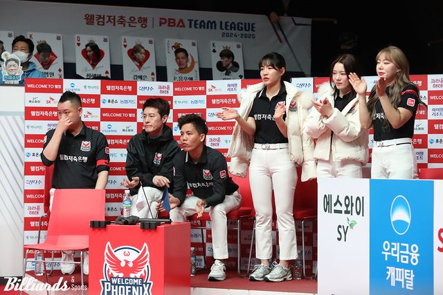 김영원의 경기를 응원하는 웰컴저축은행 선수들.