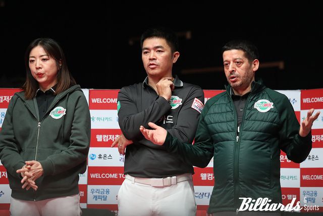 경기를 지켜보고 있는 하나카드의 외인 선수들. 왼쪽부터 사카이 아야코, 응우옌꾸옥응우옌, 무라트 나지 초클루.
