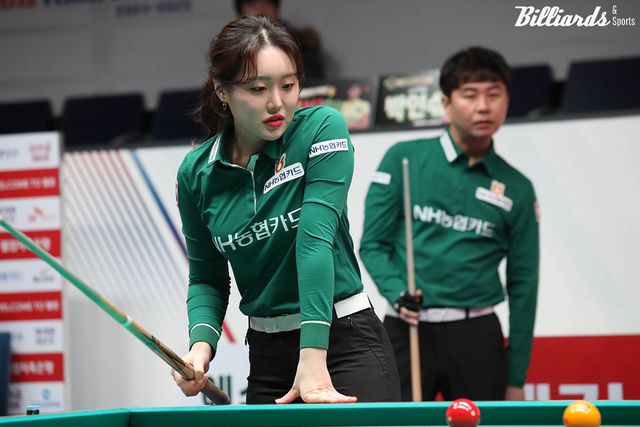 4세트 혼합복식전을 승리한 NH농협카드 김보미와 김현우1.