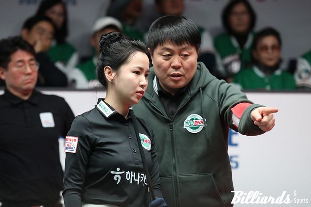 하나카드의 김진아와 주장 김병호.