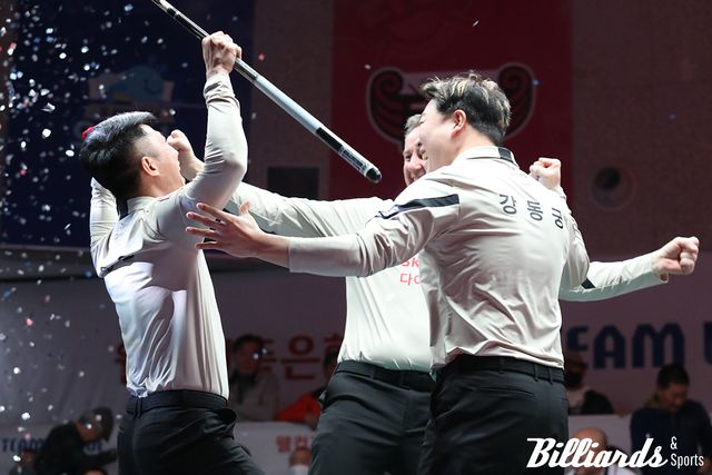 응오딘나이가 7세트 승리를 확정하자 당구대 위로 뛰어 올라가 기뻐하고 있는 강동궁과 응오딘나이, 에디 레펀스.