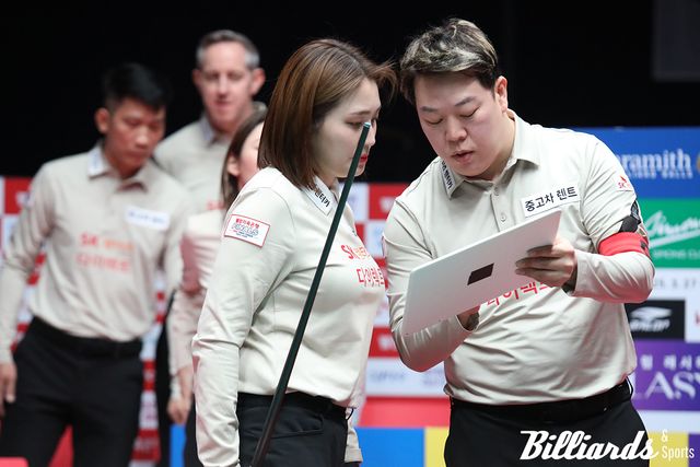 벤치타임아웃을 부르고 강지은에게 지시하고 있는 강동궁.