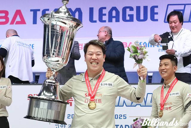 SK렌터카의 주장 강동궁이 PBA 팀리그 파이널 첫 우승 트로피를 들고 기뻐하고 있다.