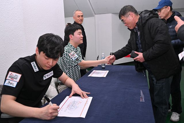 8일 조별리그 1차전 2턴 경기 후 팬사인회에 참석한 신정주와 김영원.