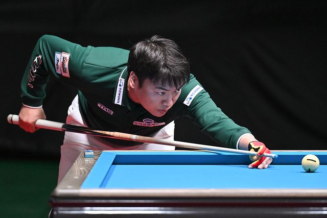 강민구(우리금융캐피탈)가 프로당구 PBA 월드챔피언십 조별리그 F조에서 다비드 사파타(우리금융캐피탈)를 세트스코어 3-2로 꺾고 1승 1패가 되면서 16강행 불씨를 살렸다.&nbsp; 사진=PBA 제공