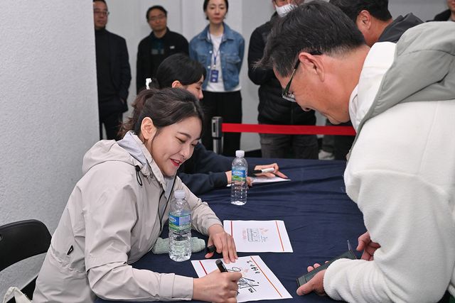 9일 조별리그 첫 경기를 치른 김민가아 팬에게 사인을 해주고 있다.