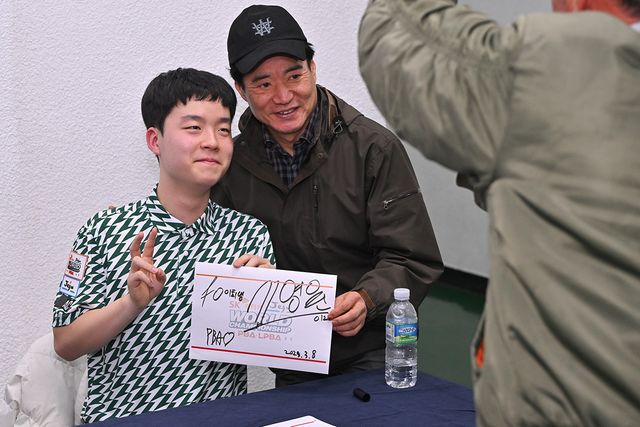 'PBA 최연소 10대 챔피언' 김영원이 조별리그 1차전 후 팬사인회에 참석해 팬들과 함께 사진 촬영을 하고 있다. 사진=PBA 제공