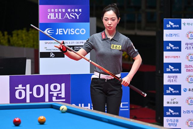 3년 만에 월드챔피언십에 출전한 차유람(휴온스)이 9일 열린 SK렌터카 제주특별자치도 LPBA 월드챔피언십 조별리그 F조 첫 경기에서 이신영(휴온스)을 세트스코어 2-1로 꺾고 1승을 선취했다.&nbsp; 사진=PBA 제공