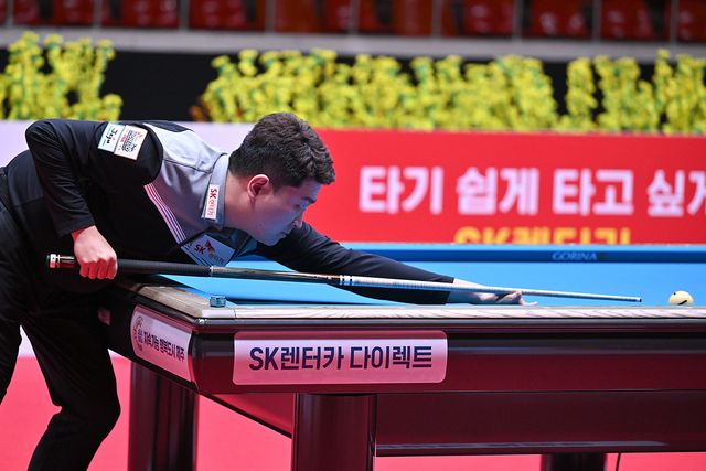 첫 경기에서 김종원에게 패한 E조 조건휘(SK렌터카).
