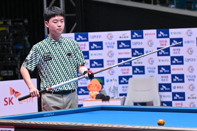 김영원은 조별리그 두 번째 경기에서 매 세트 장타를 터트리며 애버리지 2.458로 이충복(하이원리조트)을 세트스코어 3-1로 제압했다.