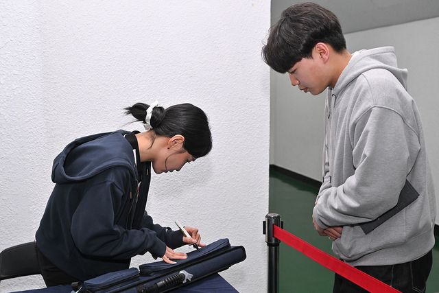 팬사인회에 참석해 당구 큐가방에 사인하고 있는 최혜미.