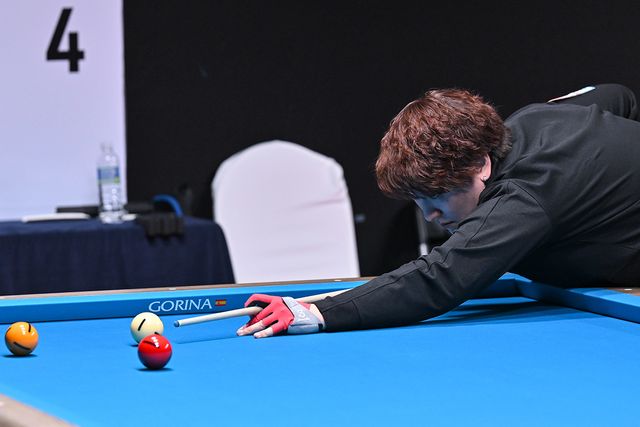 히가시우치는 이번 월드챔피언십 조별리그 첫 경기를 승리한 뒤 두 번째 경기에서 만난 스롱에게 1세트 승리 후 2, 3세트를 내주고 패해 1승 1패가 됐다.