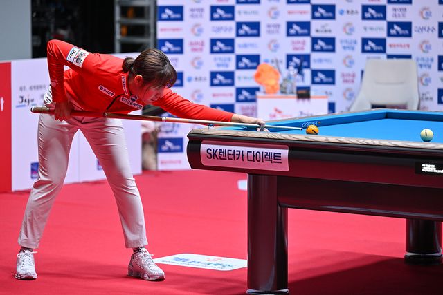 스롱은 앞서 열린 D조 경기에서 정수빈(NH농협카드)이 2승을 확정하고 다음 3차전 상대인 김민영(우리금융캐피탈)이 2패가 되면서 이번 경기를 히가시우치에게 질 경우 탈락이 확정되는 상황이었다.