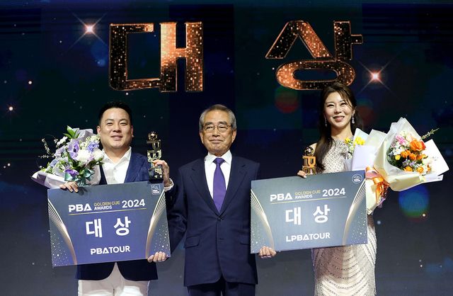 지난 시즌 PBA-LPBA 대상을 수상한 조재호(좌측) 김가영(우측)이 PBA 김영수 총재(가운데)와 시상 후 기념 촬영 하고 있다. 사진=PBA 제공