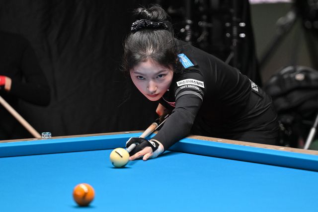 한지은(에스와이)은 이우경과 임정숙(크라운해태)을 모두 2-0으로 꺾고 일찌감치 16강에 올라갔다.