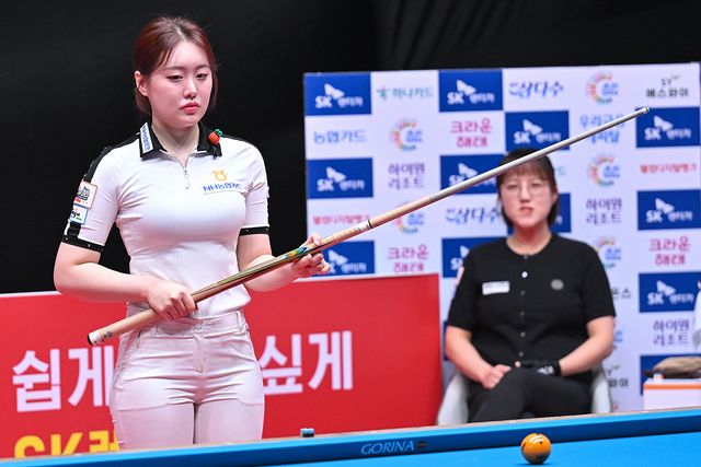 여자 프로당구 월드챔피언십 조별리그 마지막 경기에서 같은 소속 팀 선수 간에 16강행 운명이 걸린 가혹한 승부가 예고돼 있다. 사진은 H조에서 16강 진출에 도전하는 김보미(NH농협카드)와 장혜리.&nbsp; 사진=PBA 제공