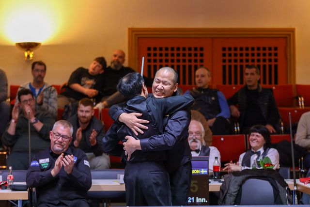 27년 만에 4강에 오른 일본. 우메다 류지와 미야시타 타카오가 얼싸안고 기뻐하고 있다.