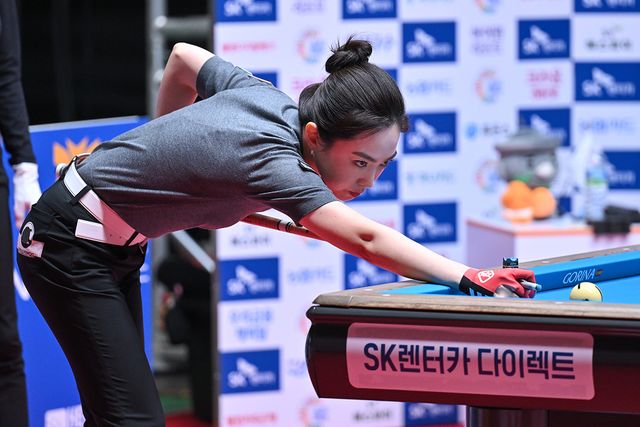 복귀 후 첫 월드챔피언십에 오른 차유람은 무사히 16강 본선에 올라 히다 오리에와 16강 대결을 치른다. 차유람은 올 시즌 'NH농협카드 챔피언십' 8강에서 히다에게 한 차례 승리한 바 있다.