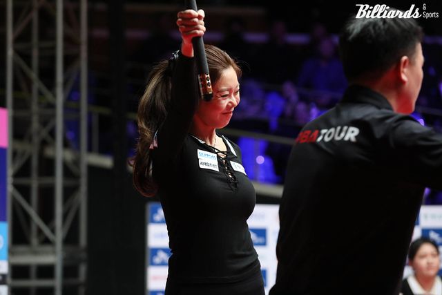 챔피언십 포인트 성공 순간에 큐를 들어올리며 세리머니하는 김가영.