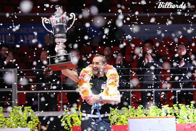 시상식에서 PBA 월드챔피언십 우승트로피를 받은 사이그너.