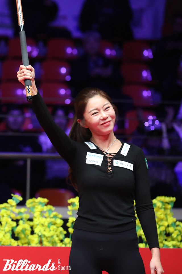 마지막 챔피언십 포인트를 성공시킨 후 큐를 번쩍 들고 기뻐하는 김가영.